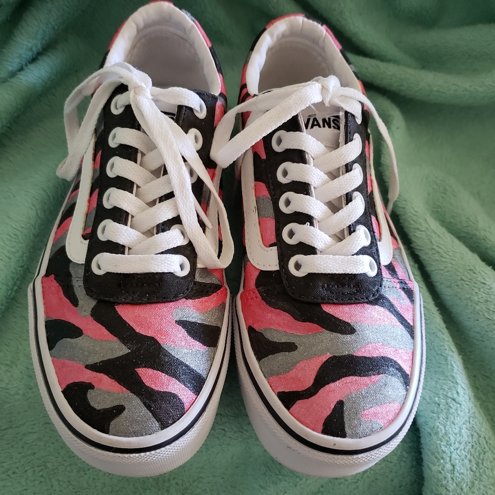 NEW WOMAN'S CAMO VANS SIZE 6